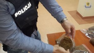Policjanci w Słupsku zabezpieczyli 100 kg nielegalnego tytoniu i 160 l spirytusu