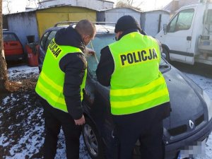 Policjanci sprawdzają samochód należący do podejrzanego