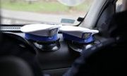 Czapki policjantów ruchu drogowego w policyjnym radiowozie