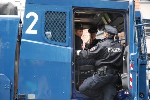 niemieccy policjanci w pojeździe - miotaczu wody