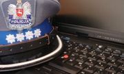 Policyjna czapka i klawiatura