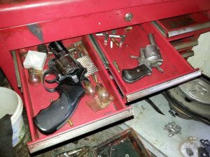 Broń i amunicja w szufladach