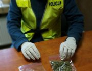 policjant trzyma worek z marihuaną