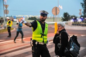 policjant wskazuje kierunek kobiecie