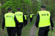 policjanci w lesie