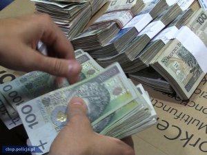 Udaremniono wyłudzenie 370 mln złotych podatku VAT na fikcyjnym obrocie platyną