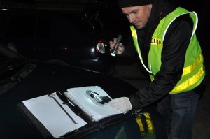 policjant zabezpiecza znalezione przedmioty