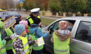 dzieci i policjantka przy samochodzie