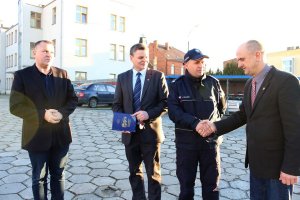 Wójt gminy Gąsawa przekazał Komendantowi Powiatowemu Policji kluczyki do dwóch nowych radiowozów
