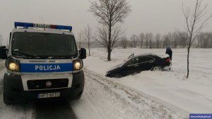 Padający śnieg wymaga wzmożonej ostrożności na drodze.
