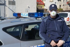 policjanci w maskach przeciwsmogowych