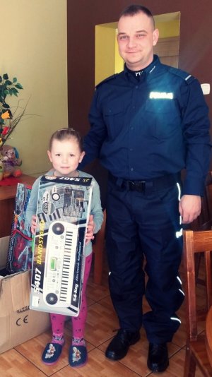 policjant przekazał zabawki dzieciom