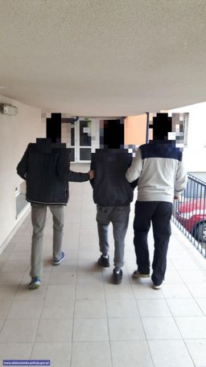 Grozili nożem, bili i kradli - grupa nastolatków podejrzanych o napady w rękach Policji