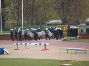 Ćwiczenia policjantów na obiektach sportowych