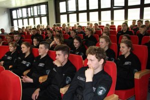 uczniowie klasy policyjnej siedzą i słuchają wykładu