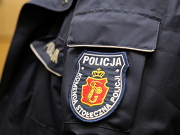 naszywka na policyjnym mundurze z napisem Komenda Stołeczna Policji