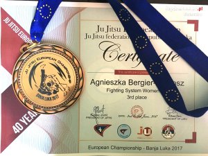 dyplom i medal st. sierż Agnieszka Bergier-Karkosz