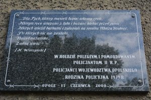 tablica upamiętniająca poległych i pomordowanych policjantów II RP