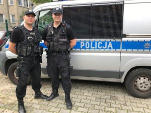 świnoujski dzielnicowy wspólnie z policjantem ze szczecińskiego Oddziału Prewencji Policji