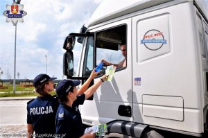 policjanci prowadzący akcję profilaktyczną na MOP-ach przy autostradzie A-1