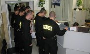 policjanci rejestrują się, by oddać krew