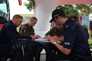 Policjanci i żołnierze zbierają krew dla Wojtka