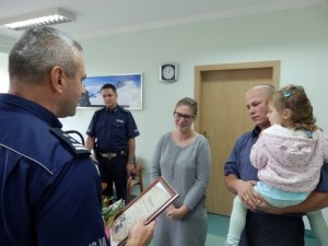 wizyta rodziców i małej Lenki w kieleckiej komendzie policji