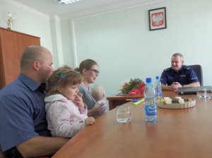 wizyta rodziców i małej Lenki w kieleckiej komendzie policji