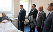 Minister Spraw Wewnętrznych i Administracji i Komendant Główny Policji odwiedzili w szpitalu rannego policjanta