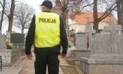 policjant na cmentarzu