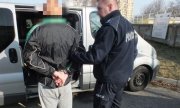 zatrzymany prowadzony przez policjanta