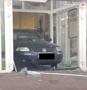 Sprawcy wjechali do sklepu taranując drzwi samochodem
