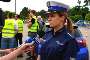 Policjantka udziela wywiadu