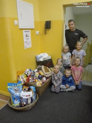 Dzielnicowi z Radlina zorganizowali zbiórkę karmy dla bezdomnych zwierząt