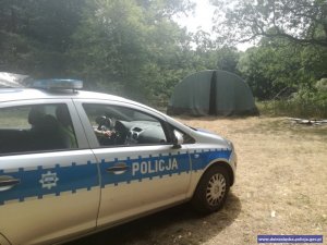Policjanci z wizytą na obozie harcerskim
