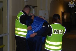 policjanci z zatrzymanym, narkotyki