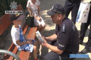 Akcja „Nie zgub się” – policjanci rozdają opaski umożliwiające szybkie odnalezienie rodziców zagubionego dziecka