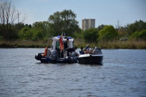 policjanci na łodzi podczas akcji ratunkowej