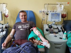 starszy aspirant Krzysztof Heflich  oddaje krew
