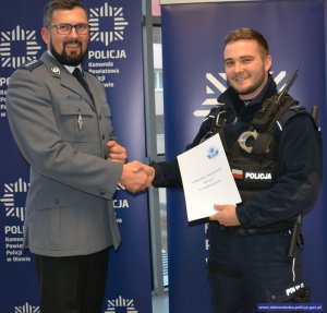 Komendant gratuluje nagrodzonemu policjantowi