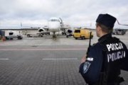 Policjanci zapewniają bezpieczeństwo na lotnisku Katowice-Pyrzowice podczas COP24