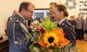 insp. Andrzej Łuczyszyn odbiera podziękowania i kwiaty.