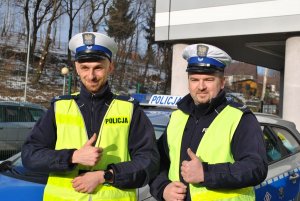 dwaj policjanci z Gorlic stoją przed radiowozem