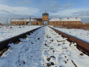 Policjanci dbali o bezpieczeństwo podczas 74. rocznicy wyzwolenia, byłego niemieckiego, nazistowskiego obozu koncentracyjnego i zagłady Auschwitz-Birkenau