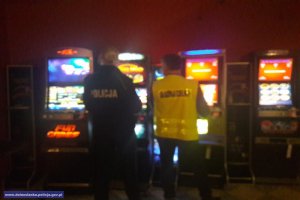 policjanci zabezpieczają automaty do gier
