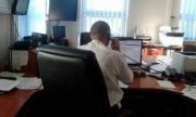 dyżurny na stanowisku pracy rozmawia przez telefon
