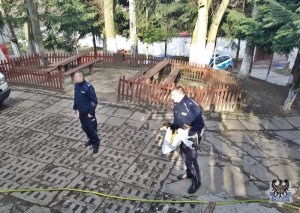 policjanci z uratowanym psem