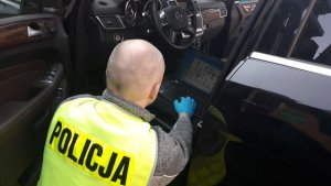 policjant z laptopem
