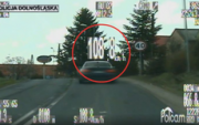 jadący samochód nagrany przez policyjny videorejestrator z wyświetloną prędkością na ekranie 108,8 km/h