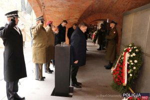 przedstawiciel BBN składa wieniec pod tablicą pamięci podczas uroczystości Dnia Pamięci Ofiar Zbrodni Katyńskiej